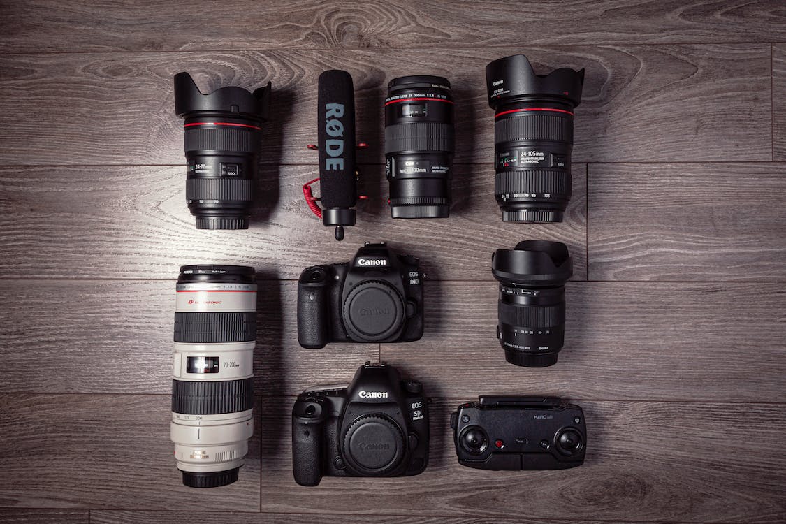 Camera Gsears by Andre Furtado: https://www.pexels.com/photo/dslr-cameras-and-lenses-3989612/