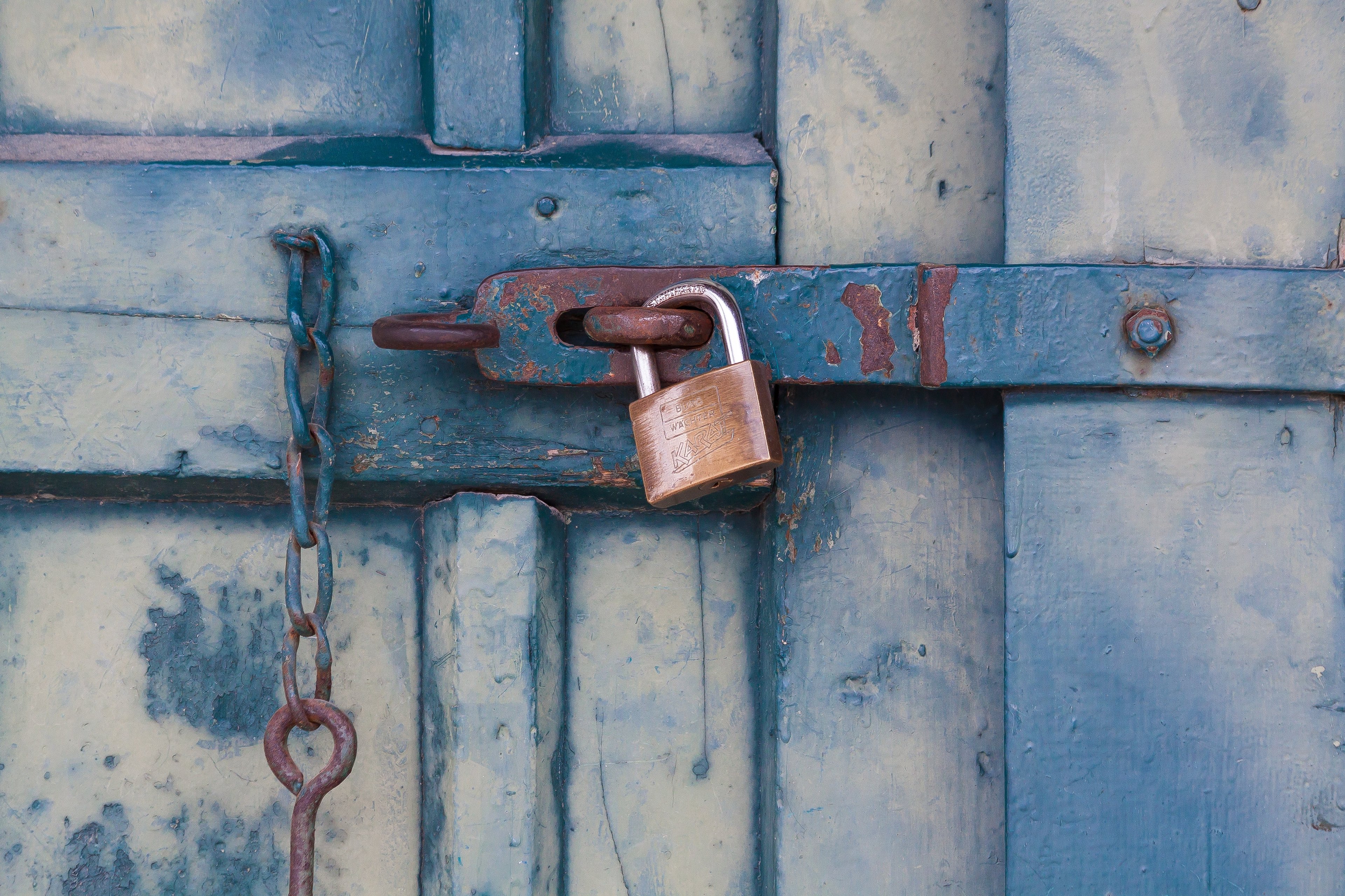 The best way to share photos online privately | Photo by Pixabay: https://www.pexels.com/photo/gold-padlock-locking-door-164425/
